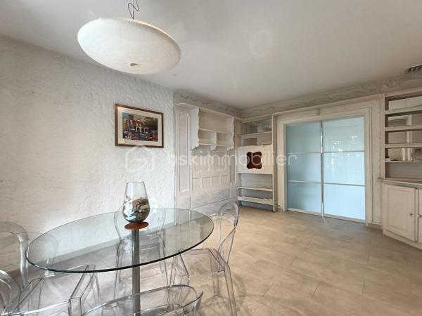 À Médis, à seulement 500 m du centre-bourg et de l’école, cette charmante maison familiale vous accueille au cœur d’un environnement paisible.

Agrandie en 2013 et entretenue avec soin, elle développe environ 126 m² pensés pour une vie de famille confortable et harmonieuse.

Dès l’entrée, vous découvrirez un salon à l’esprit cocon, intime et accueillant, pouvant s’ouvrir selon les envies sur une élégante cuisine rénovée en 2019 grâce à de discrètes portes à galandage. Un espace convivial idéal au quotidien.

Le rez-de-chaussée propose également une chambre, une belle suite parentale d’environ 20 m² bénéficiant d’une double exposition et d’un accès direct au jardin, une salle d’eau récente, un WC indépendant ainsi qu’une buanderie communiquant avec le garage.

Tournée vers le jardin, la véranda prolonge agréablement les espaces de vie et s’ouvre sur un extérieur verdoyant offrant une agréable intimité.

À l’étage, une troisième chambre avec accès à un balcon ainsi qu’une salle de bains avec WC complètent l’ensemble. Un espace indépendant, idéal pour recevoir famille et amis.

Les prestations viennent parfaire le confort de la maison :
• panneaux photovoltaïques pour une meilleure maîtrise des consommations énergétiques ;
• pompe à chaleur (avec climatisation et gainable sur une partie du rez-de-chaussée) ;
• portail motorisé ;
• porte de garage motorisée.

Une adresse chaleureuse et préservée, où se conjuguent la quiétude d’un environnement résidentiel et la proximité du cœur de bourg.