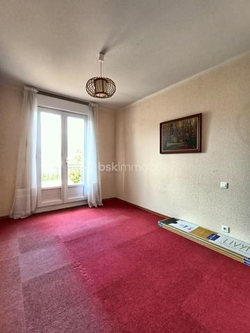 À Médis, à seulement 500 m du centre-bourg et de l’école, cette charmante maison familiale vous accueille au cœur d’un environnement paisible.

Agrandie en 2013 et entretenue avec soin, elle développe environ 126 m² pensés pour une vie de famille confortable et harmonieuse.

Dès l’entrée, vous découvrirez un salon à l’esprit cocon, intime et accueillant, pouvant s’ouvrir selon les envies sur une élégante cuisine rénovée en 2019 grâce à de discrètes portes à galandage. Un espace convivial idéal au quotidien.

Le rez-de-chaussée propose également une chambre, une belle suite parentale d’environ 20 m² bénéficiant d’une double exposition et d’un accès direct au jardin, une salle d’eau récente, un WC indépendant ainsi qu’une buanderie communiquant avec le garage.

Tournée vers le jardin, la véranda prolonge agréablement les espaces de vie et s’ouvre sur un extérieur verdoyant offrant une agréable intimité.

À l’étage, une troisième chambre avec accès à un balcon ainsi qu’une salle de bains avec WC complètent l’ensemble. Un espace indépendant, idéal pour recevoir famille et amis.

Les prestations viennent parfaire le confort de la maison :
• panneaux photovoltaïques pour une meilleure maîtrise des consommations énergétiques ;
• pompe à chaleur (avec climatisation et gainable sur une partie du rez-de-chaussée) ;
• portail motorisé ;
• porte de garage motorisée.

Une adresse chaleureuse et préservée, où se conjuguent la quiétude d’un environnement résidentiel et la proximité du cœur de bourg.