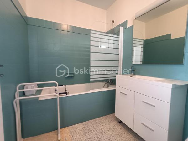 À Médis, à seulement 500 m du centre-bourg et de l’école, cette charmante maison familiale vous accueille au cœur d’un environnement paisible.

Agrandie en 2013 et entretenue avec soin, elle développe environ 126 m² pensés pour une vie de famille confortable et harmonieuse.

Dès l’entrée, vous découvrirez un salon à l’esprit cocon, intime et accueillant, pouvant s’ouvrir selon les envies sur une élégante cuisine rénovée en 2019 grâce à de discrètes portes à galandage. Un espace convivial idéal au quotidien.

Le rez-de-chaussée propose également une chambre, une belle suite parentale d’environ 20 m² bénéficiant d’une double exposition et d’un accès direct au jardin, une salle d’eau récente, un WC indépendant ainsi qu’une buanderie communiquant avec le garage.

Tournée vers le jardin, la véranda prolonge agréablement les espaces de vie et s’ouvre sur un extérieur verdoyant offrant une agréable intimité.

À l’étage, une troisième chambre avec accès à un balcon ainsi qu’une salle de bains avec WC complètent l’ensemble. Un espace indépendant, idéal pour recevoir famille et amis.

Les prestations viennent parfaire le confort de la maison :
• panneaux photovoltaïques pour une meilleure maîtrise des consommations énergétiques ;
• pompe à chaleur (avec climatisation et gainable sur une partie du rez-de-chaussée) ;
• portail motorisé ;
• porte de garage motorisée.

Une adresse chaleureuse et préservée, où se conjuguent la quiétude d’un environnement résidentiel et la proximité du cœur de bourg.