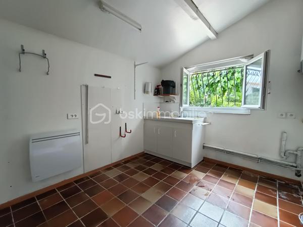 À Médis, à seulement 500 m du centre-bourg et de l’école, cette charmante maison familiale vous accueille au cœur d’un environnement paisible.

Agrandie en 2013 et entretenue avec soin, elle développe environ 126 m² pensés pour une vie de famille confortable et harmonieuse.

Dès l’entrée, vous découvrirez un salon à l’esprit cocon, intime et accueillant, pouvant s’ouvrir selon les envies sur une élégante cuisine rénovée en 2019 grâce à de discrètes portes à galandage. Un espace convivial idéal au quotidien.

Le rez-de-chaussée propose également une chambre, une belle suite parentale d’environ 20 m² bénéficiant d’une double exposition et d’un accès direct au jardin, une salle d’eau récente, un WC indépendant ainsi qu’une buanderie communiquant avec le garage.

Tournée vers le jardin, la véranda prolonge agréablement les espaces de vie et s’ouvre sur un extérieur verdoyant offrant une agréable intimité.

À l’étage, une troisième chambre avec accès à un balcon ainsi qu’une salle de bains avec WC complètent l’ensemble. Un espace indépendant, idéal pour recevoir famille et amis.

Les prestations viennent parfaire le confort de la maison :
• panneaux photovoltaïques pour une meilleure maîtrise des consommations énergétiques ;
• pompe à chaleur (avec climatisation et gainable sur une partie du rez-de-chaussée) ;
• portail motorisé ;
• porte de garage motorisée.

Une adresse chaleureuse et préservée, où se conjuguent la quiétude d’un environnement résidentiel et la proximité du cœur de bourg.