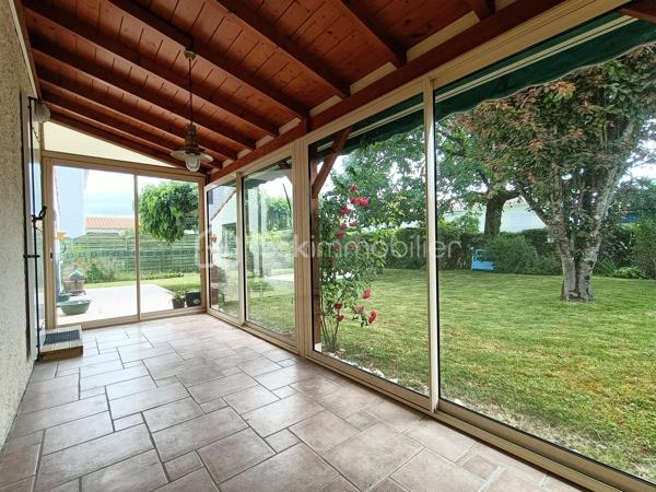 À Médis, à seulement 500 m du centre-bourg et de l’école, cette charmante maison familiale vous accueille au cœur d’un environnement paisible.

Agrandie en 2013 et entretenue avec soin, elle développe environ 126 m² pensés pour une vie de famille confortable et harmonieuse.

Dès l’entrée, vous découvrirez un salon à l’esprit cocon, intime et accueillant, pouvant s’ouvrir selon les envies sur une élégante cuisine rénovée en 2019 grâce à de discrètes portes à galandage. Un espace convivial idéal au quotidien.

Le rez-de-chaussée propose également une chambre, une belle suite parentale d’environ 20 m² bénéficiant d’une double exposition et d’un accès direct au jardin, une salle d’eau récente, un WC indépendant ainsi qu’une buanderie communiquant avec le garage.

Tournée vers le jardin, la véranda prolonge agréablement les espaces de vie et s’ouvre sur un extérieur verdoyant offrant une agréable intimité.

À l’étage, une troisième chambre avec accès à un balcon ainsi qu’une salle de bains avec WC complètent l’ensemble. Un espace indépendant, idéal pour recevoir famille et amis.

Les prestations viennent parfaire le confort de la maison :
• panneaux photovoltaïques pour une meilleure maîtrise des consommations énergétiques ;
• pompe à chaleur (avec climatisation et gainable sur une partie du rez-de-chaussée) ;
• portail motorisé ;
• porte de garage motorisée.

Une adresse chaleureuse et préservée, où se conjuguent la quiétude d’un environnement résidentiel et la proximité du cœur de bourg.