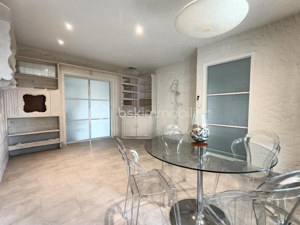À Médis, à seulement 500 m du centre-bourg et de l’école, cette charmante maison familiale vous accueille au cœur d’un environnement paisible.

Agrandie en 2013 et entretenue avec soin, elle développe environ 126 m² pensés pour une vie de famille confortable et harmonieuse.

Dès l’entrée, vous découvrirez un salon à l’esprit cocon, intime et accueillant, pouvant s’ouvrir selon les envies sur une élégante cuisine rénovée en 2019 grâce à de discrètes portes à galandage. Un espace convivial idéal au quotidien.

Le rez-de-chaussée propose également une chambre, une belle suite parentale d’environ 20 m² bénéficiant d’une double exposition et d’un accès direct au jardin, une salle d’eau récente, un WC indépendant ainsi qu’une buanderie communiquant avec le garage.

Tournée vers le jardin, la véranda prolonge agréablement les espaces de vie et s’ouvre sur un extérieur verdoyant offrant une agréable intimité.

À l’étage, une troisième chambre avec accès à un balcon ainsi qu’une salle de bains avec WC complètent l’ensemble. Un espace indépendant, idéal pour recevoir famille et amis.

Les prestations viennent parfaire le confort de la maison :
• panneaux photovoltaïques pour une meilleure maîtrise des consommations énergétiques ;
• pompe à chaleur (avec climatisation et gainable sur une partie du rez-de-chaussée) ;
• portail motorisé ;
• porte de garage motorisée.

Une adresse chaleureuse et préservée, où se conjuguent la quiétude d’un environnement résidentiel et la proximité du cœur de bourg.