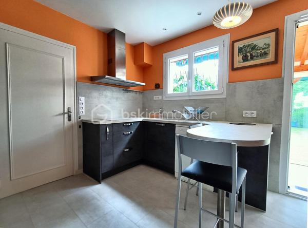 À Médis, à seulement 500 m du centre-bourg et de l’école, cette charmante maison familiale vous accueille au cœur d’un environnement paisible.

Agrandie en 2013 et entretenue avec soin, elle développe environ 126 m² pensés pour une vie de famille confortable et harmonieuse.

Dès l’entrée, vous découvrirez un salon à l’esprit cocon, intime et accueillant, pouvant s’ouvrir selon les envies sur une élégante cuisine rénovée en 2019 grâce à de discrètes portes à galandage. Un espace convivial idéal au quotidien.

Le rez-de-chaussée propose également une chambre, une belle suite parentale d’environ 20 m² bénéficiant d’une double exposition et d’un accès direct au jardin, une salle d’eau récente, un WC indépendant ainsi qu’une buanderie communiquant avec le garage.

Tournée vers le jardin, la véranda prolonge agréablement les espaces de vie et s’ouvre sur un extérieur verdoyant offrant une agréable intimité.

À l’étage, une troisième chambre avec accès à un balcon ainsi qu’une salle de bains avec WC complètent l’ensemble. Un espace indépendant, idéal pour recevoir famille et amis.

Les prestations viennent parfaire le confort de la maison :
• panneaux photovoltaïques pour une meilleure maîtrise des consommations énergétiques ;
• pompe à chaleur (avec climatisation et gainable sur une partie du rez-de-chaussée) ;
• portail motorisé ;
• porte de garage motorisée.

Une adresse chaleureuse et préservée, où se conjuguent la quiétude d’un environnement résidentiel et la proximité du cœur de bourg.