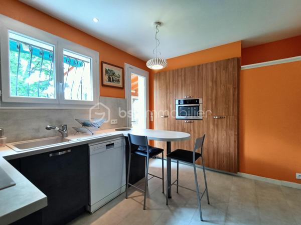 À Médis, à seulement 500 m du centre-bourg et de l’école, cette charmante maison familiale vous accueille au cœur d’un environnement paisible.

Agrandie en 2013 et entretenue avec soin, elle développe environ 126 m² pensés pour une vie de famille confortable et harmonieuse.

Dès l’entrée, vous découvrirez un salon à l’esprit cocon, intime et accueillant, pouvant s’ouvrir selon les envies sur une élégante cuisine rénovée en 2019 grâce à de discrètes portes à galandage. Un espace convivial idéal au quotidien.

Le rez-de-chaussée propose également une chambre, une belle suite parentale d’environ 20 m² bénéficiant d’une double exposition et d’un accès direct au jardin, une salle d’eau récente, un WC indépendant ainsi qu’une buanderie communiquant avec le garage.

Tournée vers le jardin, la véranda prolonge agréablement les espaces de vie et s’ouvre sur un extérieur verdoyant offrant une agréable intimité.

À l’étage, une troisième chambre avec accès à un balcon ainsi qu’une salle de bains avec WC complètent l’ensemble. Un espace indépendant, idéal pour recevoir famille et amis.

Les prestations viennent parfaire le confort de la maison :
• panneaux photovoltaïques pour une meilleure maîtrise des consommations énergétiques ;
• pompe à chaleur (avec climatisation et gainable sur une partie du rez-de-chaussée) ;
• portail motorisé ;
• porte de garage motorisée.

Une adresse chaleureuse et préservée, où se conjuguent la quiétude d’un environnement résidentiel et la proximité du cœur de bourg.