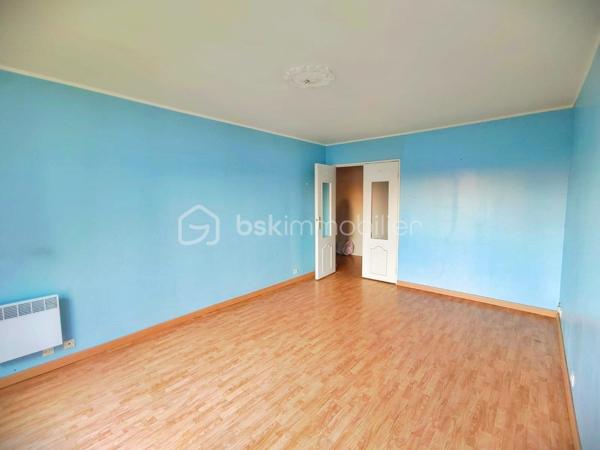 Découvrez ce charmant F2 de 46 m² idéalement situé à seulement 30 secondes à pied de la gare RER B Le Bourget (RER/Tram/Bus et bientôt Ligne 16 et 17) ! 

Niché au 4e étage d'un immeuble entretenu, sécurisé et avec gardien. Vous disposerez de beaux espaces lumineux ! Avec son grand salon, sa chambre d'environ 11 m² et sa belle cuisine ouvrable vous aurez tout ce dont vous rêvez dans ce bel appartement ! 

Accompagné de sa grande salle de bain, d'un WC séparé ainsi qu'un cagibi, ce bien est idéal pour un premier achat immobilier ou un investisseur cherchant un appartement qui trouvera facilement son locataire. 

A noter : crèche a 30sec de l'immeuble, écoles et petit commerce à proximité, tout est à vos pieds !

Vendu au prix de 169 000 € FAI, il vous sera livré avec une place de parking et une cave !

Contactez-moi pour une visite ! 

Taxe foncière : 1150 €/an 
Charges : 560 €/trimestre.