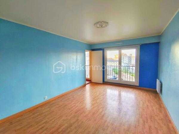 Découvrez ce charmant F2 de 46 m² idéalement situé à seulement 30 secondes à pied de la gare RER B Le Bourget (RER/Tram/Bus et bientôt Ligne 16 et 17) ! 

Niché au 4e étage d'un immeuble entretenu, sécurisé et avec gardien. Vous disposerez de beaux espaces lumineux ! Avec son grand salon, sa chambre d'environ 11 m² et sa belle cuisine ouvrable vous aurez tout ce dont vous rêvez dans ce bel appartement ! 

Accompagné de sa grande salle de bain, d'un WC séparé ainsi qu'un cagibi, ce bien est idéal pour un premier achat immobilier ou un investisseur cherchant un appartement qui trouvera facilement son locataire. 

A noter : crèche a 30sec de l'immeuble, écoles et petit commerce à proximité, tout est à vos pieds !

Vendu au prix de 169 000 € FAI, il vous sera livré avec une place de parking et une cave !

Contactez-moi pour une visite ! 

Taxe foncière : 1150 €/an 
Charges : 560 €/trimestre.