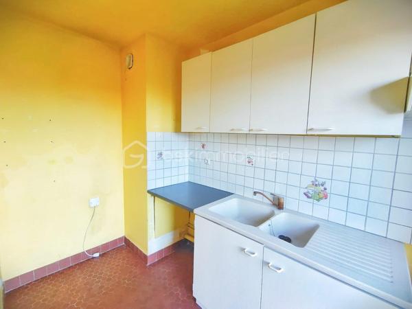 Découvrez ce charmant F2 de 46 m² idéalement situé à seulement 30 secondes à pied de la gare RER B Le Bourget (RER/Tram/Bus et bientôt Ligne 16 et 17) ! 

Niché au 4e étage d'un immeuble entretenu, sécurisé et avec gardien. Vous disposerez de beaux espaces lumineux ! Avec son grand salon, sa chambre d'environ 11 m² et sa belle cuisine ouvrable vous aurez tout ce dont vous rêvez dans ce bel appartement ! 

Accompagné de sa grande salle de bain, d'un WC séparé ainsi qu'un cagibi, ce bien est idéal pour un premier achat immobilier ou un investisseur cherchant un appartement qui trouvera facilement son locataire. 

A noter : crèche a 30sec de l'immeuble, écoles et petit commerce à proximité, tout est à vos pieds !

Vendu au prix de 169 000 € FAI, il vous sera livré avec une place de parking et une cave !

Contactez-moi pour une visite ! 

Taxe foncière : 1150 €/an 
Charges : 560 €/trimestre.