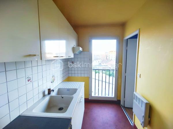Découvrez ce charmant F2 de 46 m² idéalement situé à seulement 30 secondes à pied de la gare RER B Le Bourget (RER/Tram/Bus et bientôt Ligne 16 et 17) ! 

Niché au 4e étage d'un immeuble entretenu, sécurisé et avec gardien. Vous disposerez de beaux espaces lumineux ! Avec son grand salon, sa chambre d'environ 11 m² et sa belle cuisine ouvrable vous aurez tout ce dont vous rêvez dans ce bel appartement ! 

Accompagné de sa grande salle de bain, d'un WC séparé ainsi qu'un cagibi, ce bien est idéal pour un premier achat immobilier ou un investisseur cherchant un appartement qui trouvera facilement son locataire. 

A noter : crèche a 30sec de l'immeuble, écoles et petit commerce à proximité, tout est à vos pieds !

Vendu au prix de 169 000 € FAI, il vous sera livré avec une place de parking et une cave !

Contactez-moi pour une visite ! 

Taxe foncière : 1150 €/an 
Charges : 560 €/trimestre.