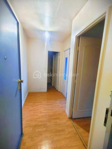 Découvrez ce charmant F2 de 46 m² idéalement situé à seulement 30 secondes à pied de la gare RER B Le Bourget (RER/Tram/Bus et bientôt Ligne 16 et 17) ! 

Niché au 4e étage d'un immeuble entretenu, sécurisé et avec gardien. Vous disposerez de beaux espaces lumineux ! Avec son grand salon, sa chambre d'environ 11 m² et sa belle cuisine ouvrable vous aurez tout ce dont vous rêvez dans ce bel appartement ! 

Accompagné de sa grande salle de bain, d'un WC séparé ainsi qu'un cagibi, ce bien est idéal pour un premier achat immobilier ou un investisseur cherchant un appartement qui trouvera facilement son locataire. 

A noter : crèche a 30sec de l'immeuble, écoles et petit commerce à proximité, tout est à vos pieds !

Vendu au prix de 169 000 € FAI, il vous sera livré avec une place de parking et une cave !

Contactez-moi pour une visite ! 

Taxe foncière : 1150 €/an 
Charges : 560 €/trimestre.