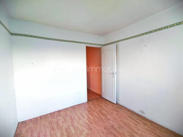 Découvrez ce charmant F2 de 46 m² idéalement situé à seulement 30 secondes à pied de la gare RER B Le Bourget (RER/Tram/Bus et bientôt Ligne 16 et 17) ! 

Niché au 4e étage d'un immeuble entretenu, sécurisé et avec gardien. Vous disposerez de beaux espaces lumineux ! Avec son grand salon, sa chambre d'environ 11 m² et sa belle cuisine ouvrable vous aurez tout ce dont vous rêvez dans ce bel appartement ! 

Accompagné de sa grande salle de bain, d'un WC séparé ainsi qu'un cagibi, ce bien est idéal pour un premier achat immobilier ou un investisseur cherchant un appartement qui trouvera facilement son locataire. 

A noter : crèche a 30sec de l'immeuble, écoles et petit commerce à proximité, tout est à vos pieds !

Vendu au prix de 169 000 € FAI, il vous sera livré avec une place de parking et une cave !

Contactez-moi pour une visite ! 

Taxe foncière : 1150 €/an 
Charges : 560 €/trimestre.