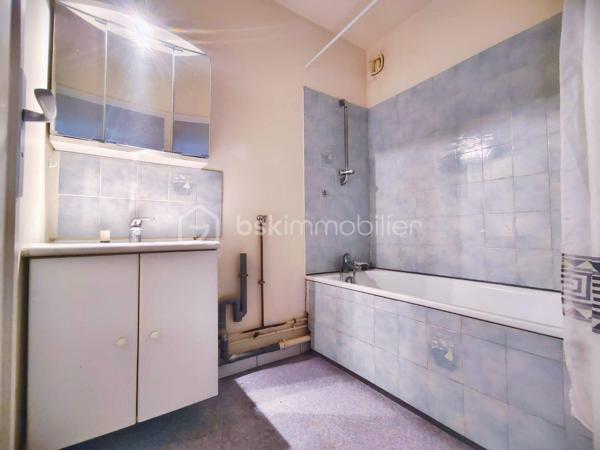 Découvrez ce charmant F2 de 46 m² idéalement situé à seulement 30 secondes à pied de la gare RER B Le Bourget (RER/Tram/Bus et bientôt Ligne 16 et 17) ! 

Niché au 4e étage d'un immeuble entretenu, sécurisé et avec gardien. Vous disposerez de beaux espaces lumineux ! Avec son grand salon, sa chambre d'environ 11 m² et sa belle cuisine ouvrable vous aurez tout ce dont vous rêvez dans ce bel appartement ! 

Accompagné de sa grande salle de bain, d'un WC séparé ainsi qu'un cagibi, ce bien est idéal pour un premier achat immobilier ou un investisseur cherchant un appartement qui trouvera facilement son locataire. 

A noter : crèche a 30sec de l'immeuble, écoles et petit commerce à proximité, tout est à vos pieds !

Vendu au prix de 169 000 € FAI, il vous sera livré avec une place de parking et une cave !

Contactez-moi pour une visite ! 

Taxe foncière : 1150 €/an 
Charges : 560 €/trimestre.