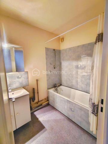 Découvrez ce charmant F2 de 46 m² idéalement situé à seulement 30 secondes à pied de la gare RER B Le Bourget (RER/Tram/Bus et bientôt Ligne 16 et 17) ! 

Niché au 4e étage d'un immeuble entretenu, sécurisé et avec gardien. Vous disposerez de beaux espaces lumineux ! Avec son grand salon, sa chambre d'environ 11 m² et sa belle cuisine ouvrable vous aurez tout ce dont vous rêvez dans ce bel appartement ! 

Accompagné de sa grande salle de bain, d'un WC séparé ainsi qu'un cagibi, ce bien est idéal pour un premier achat immobilier ou un investisseur cherchant un appartement qui trouvera facilement son locataire. 

A noter : crèche a 30sec de l'immeuble, écoles et petit commerce à proximité, tout est à vos pieds !

Vendu au prix de 169 000 € FAI, il vous sera livré avec une place de parking et une cave !

Contactez-moi pour une visite ! 

Taxe foncière : 1150 €/an 
Charges : 560 €/trimestre.