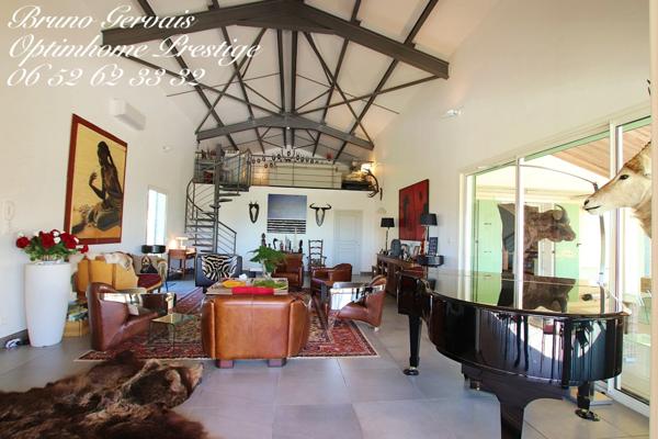 À Vendre : Villa de Prestige avec Vue Imprenable sur l'Étang