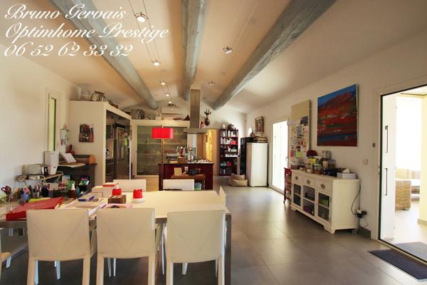 À Vendre : Villa de Prestige avec Vue Imprenable sur l'Étang