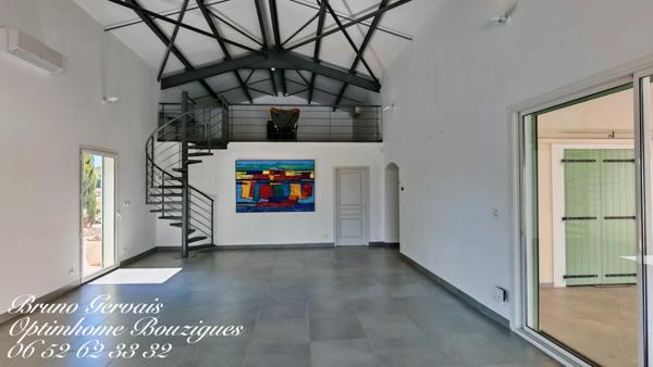 À Vendre : Villa de Prestige avec Vue Imprenable sur l'Étang