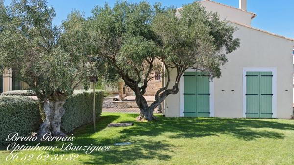 À Vendre : Villa de Prestige avec Vue Imprenable sur l'Étang