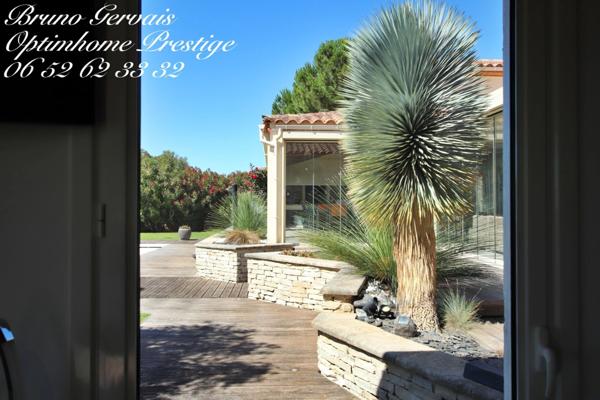 À Vendre : Villa de Prestige avec Vue Imprenable sur l'Étang