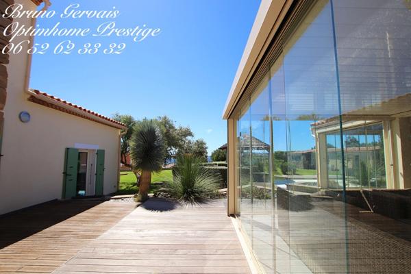 À Vendre : Villa de Prestige avec Vue Imprenable sur l'Étang