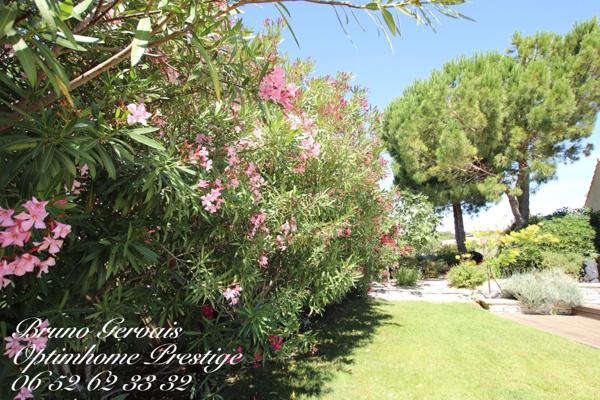 À Vendre : Villa de Prestige avec Vue Imprenable sur l'Étang