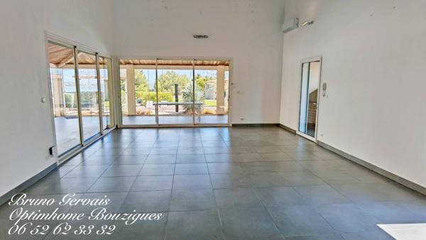 À Vendre : Villa de Prestige avec Vue Imprenable sur l'Étang