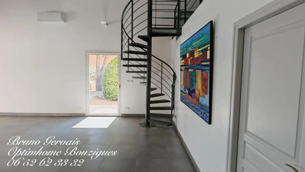 À Vendre : Villa de Prestige avec Vue Imprenable sur l'Étang