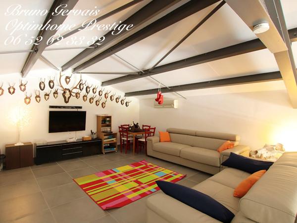 À Vendre : Villa de Prestige avec Vue Imprenable sur l'Étang