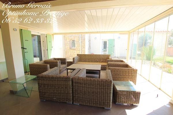 À Vendre : Villa de Prestige avec Vue Imprenable sur l'Étang