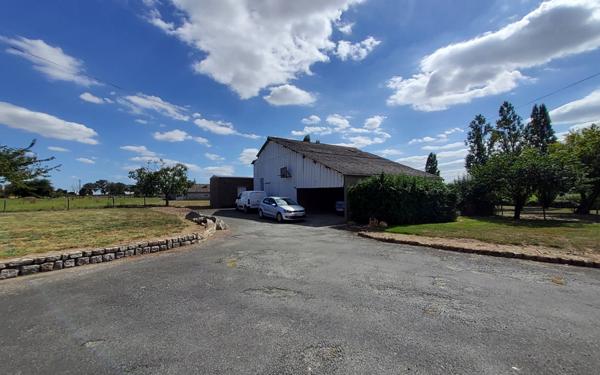 LONGERE ET SES DEPENDANCES