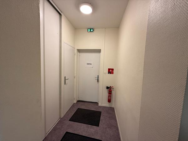 LOCAL PROFESSIONNEL CLIMATISE AVEC PARKING