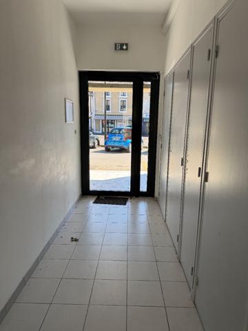 LOCAL PROFESSIONNEL CLIMATISE AVEC PARKING