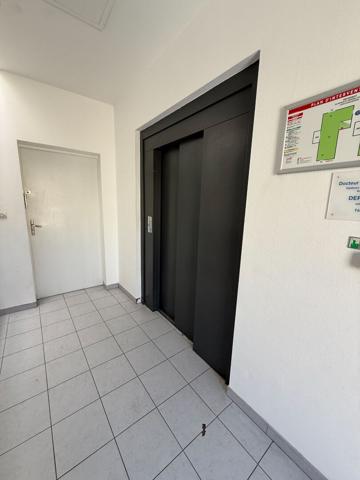 LOCAL PROFESSIONNEL CLIMATISE AVEC PARKING