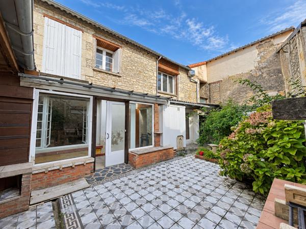 MAISON DE BOURG DE 160 M2 avec Cour et Garage.