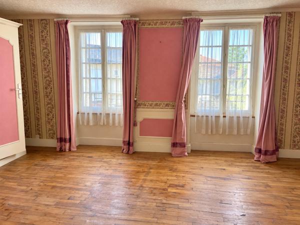 MAISON DE BOURG DE 160 M2 avec Cour et Garage.