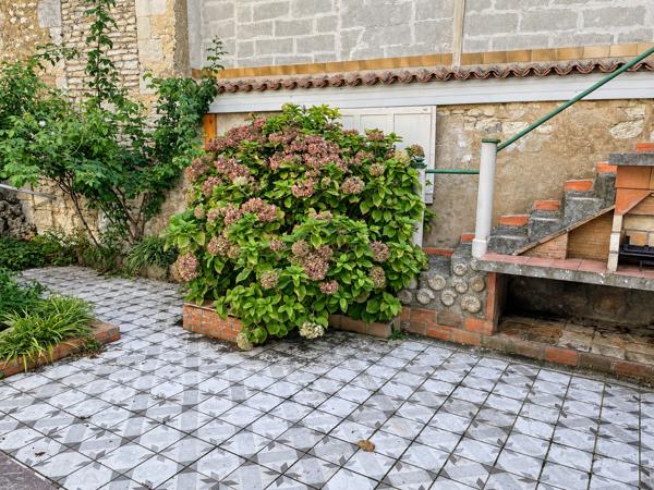 MAISON DE BOURG DE 160 M2 avec Cour et Garage.