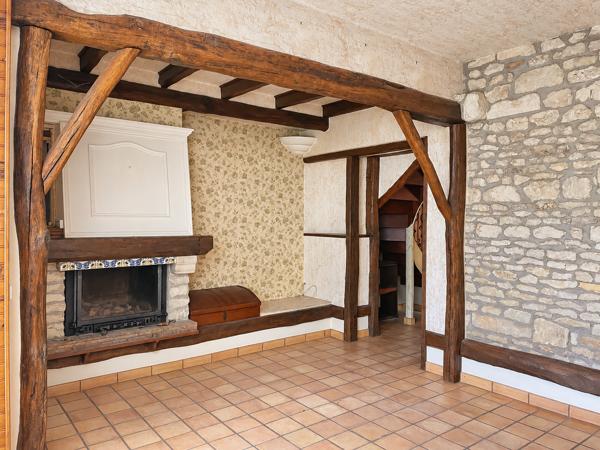 MAISON DE BOURG DE 160 M2 avec Cour et Garage.