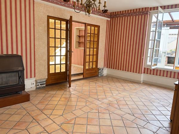 MAISON DE BOURG DE 160 M2 avec Cour et Garage.