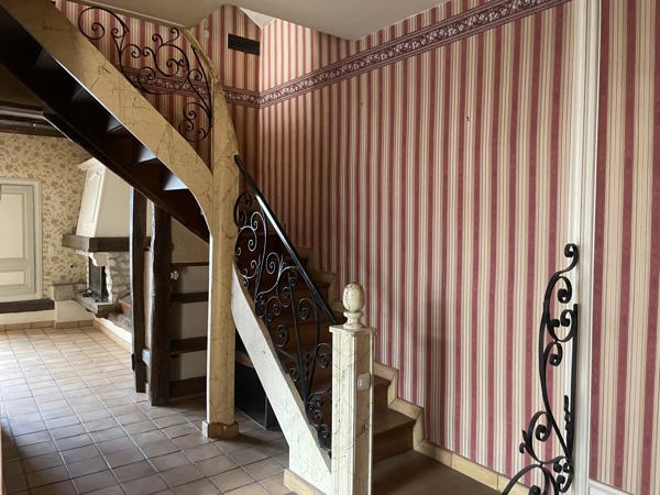 MAISON DE BOURG DE 160 M2 avec Cour et Garage.