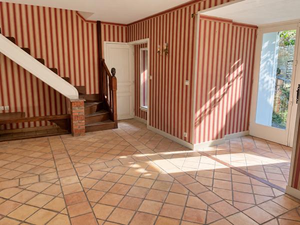 MAISON DE BOURG DE 160 M2 avec Cour et Garage.