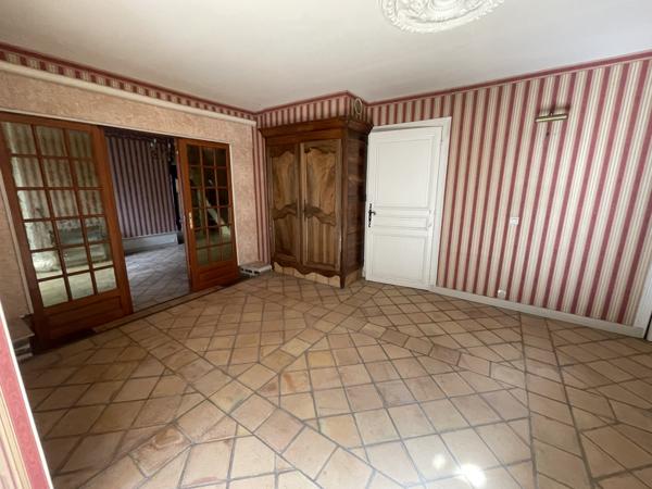 MAISON DE BOURG DE 160 M2 avec Cour et Garage.