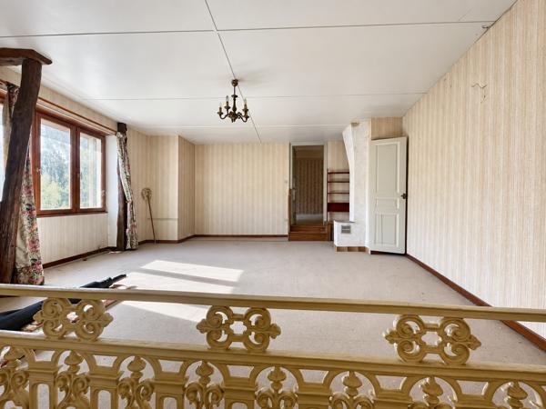 MAISON DE BOURG DE 160 M2 avec Cour et Garage.