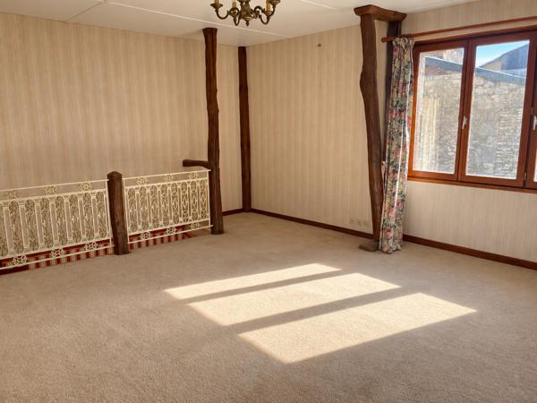 MAISON DE BOURG DE 160 M2 avec Cour et Garage.