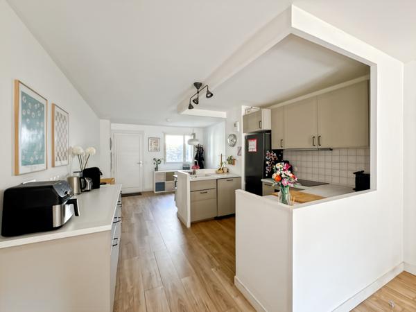 Appartement
         3 pièces
        - 72 m² 321 500 € *