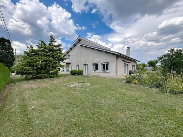 Maison architecte proche centre yssingeaux sur 2000 m2 de terrain avec piscine