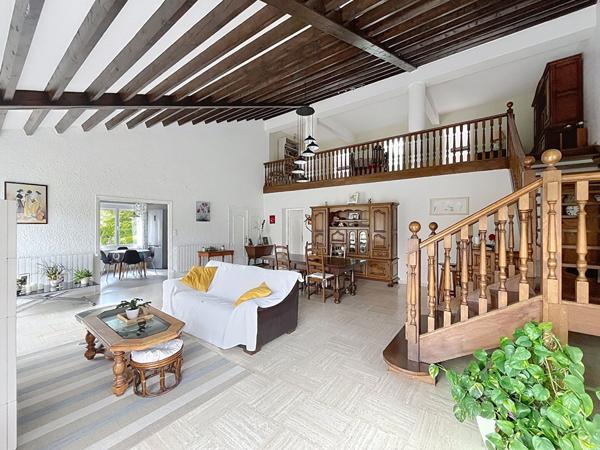 Maison architecte proche centre yssingeaux sur 2000 m2 de terrain avec piscine