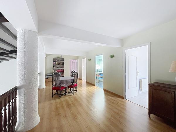 Maison architecte proche centre yssingeaux sur 2000 m2 de terrain avec piscine