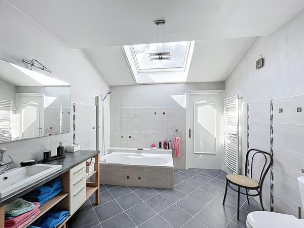 Maison architecte proche centre yssingeaux sur 2000 m2 de terrain avec piscine