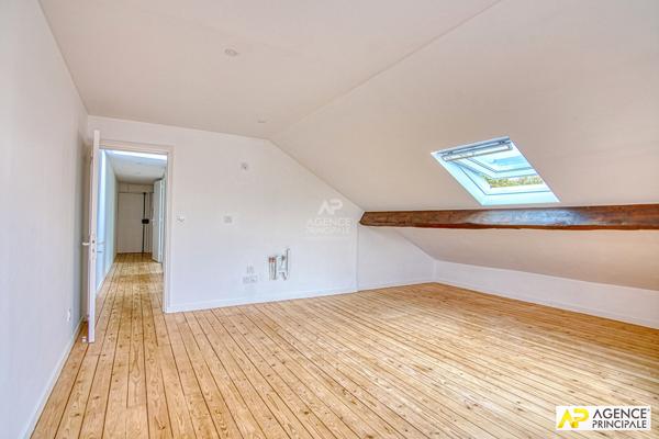 Versailles Notre-Dame Appartement 2 pièce(s) 60 m2 au sol (30,52 m² carrez ) situé au 3ème et dernier étage 359 000 € **  - Référence  28522