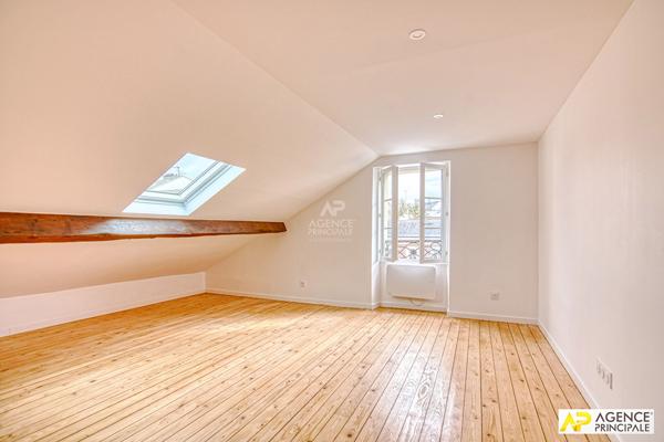 Versailles Notre-Dame Appartement 2 pièce(s) 60 m2 au sol (30,52 m² carrez ) situé au 3ème et dernier étage 359 000 € **  - Référence  28522