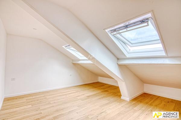 Versailles Notre-Dame Appartement 2 pièce(s) 60 m2 au sol (30,52 m² carrez ) situé au 3ème et dernier étage 359 000 € **  - Référence  28522