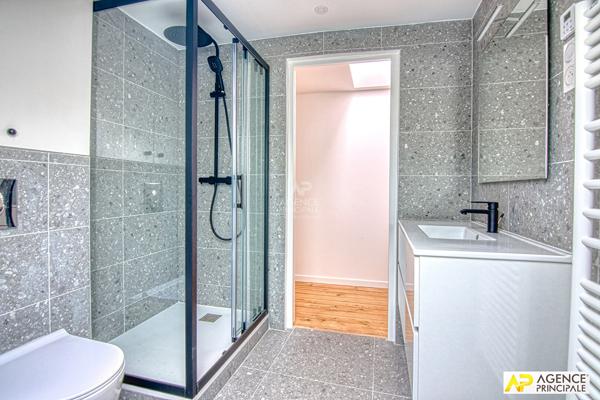 Versailles Notre-Dame Appartement 2 pièce(s) 60 m2 au sol (30,52 m² carrez ) situé au 3ème et dernier étage 359 000 € **  - Référence  28522